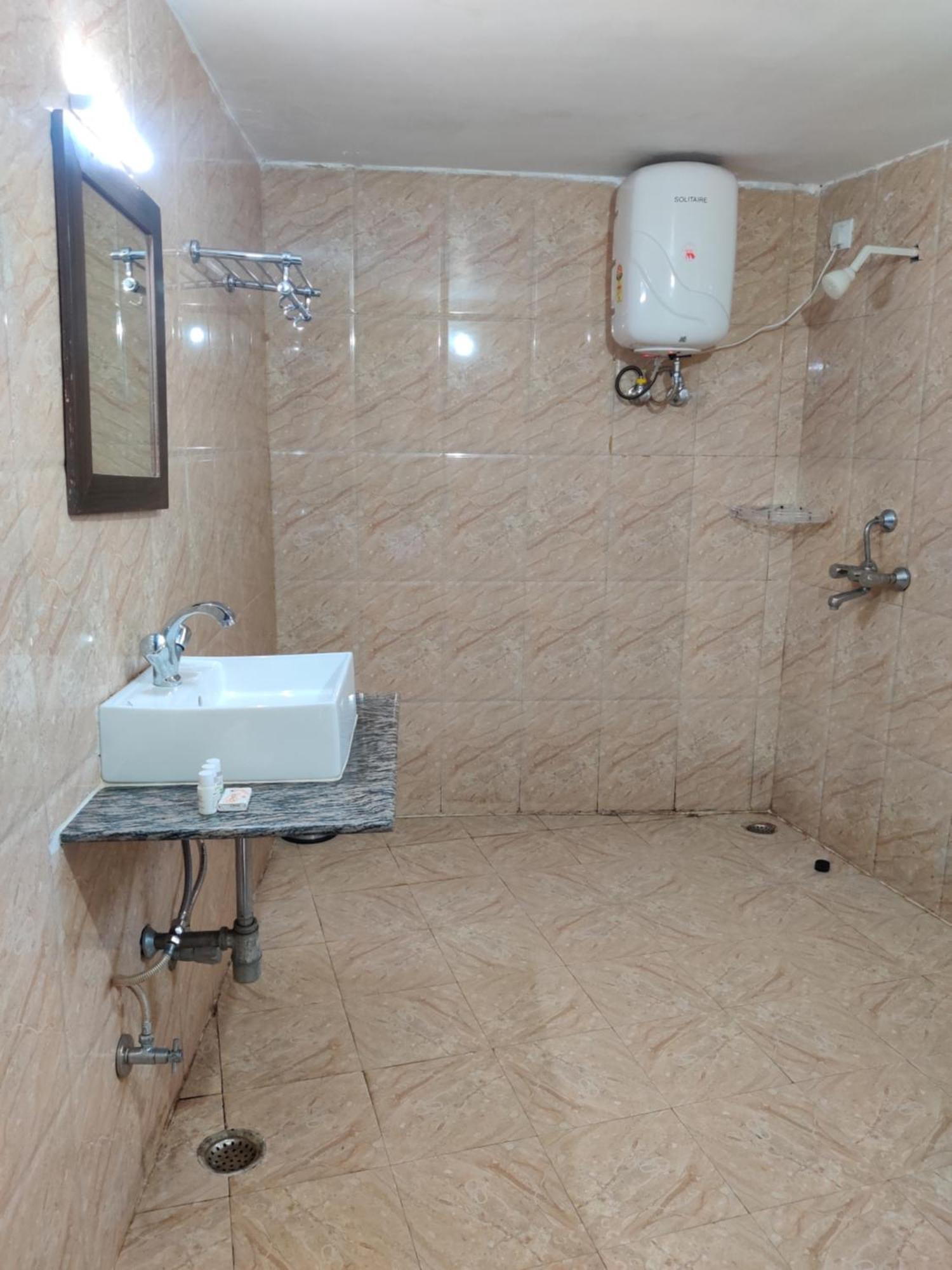 Hotel Kunwar Residencia Rishīkesh Habitación foto